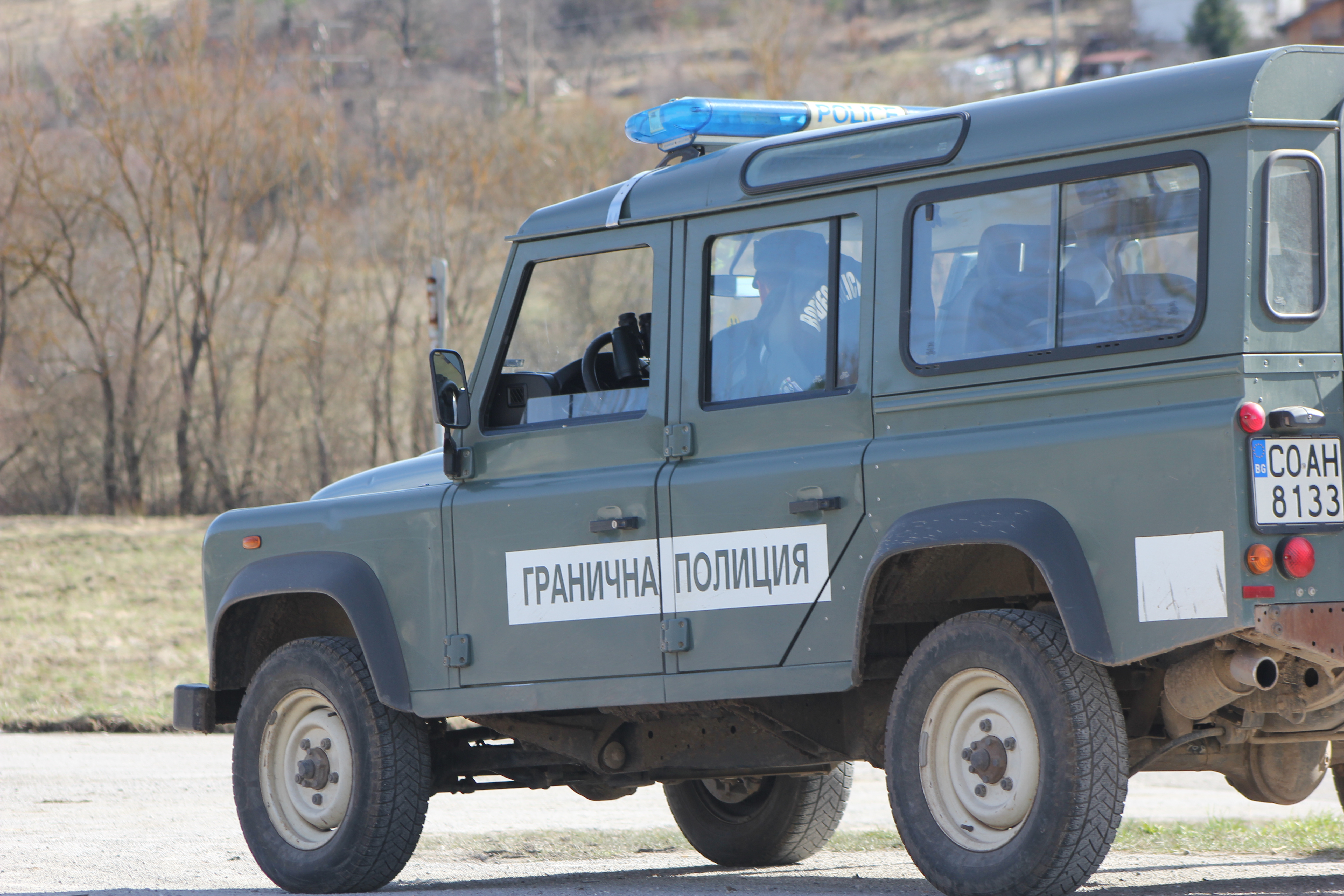 Задържаха бежанци край Бучин проход