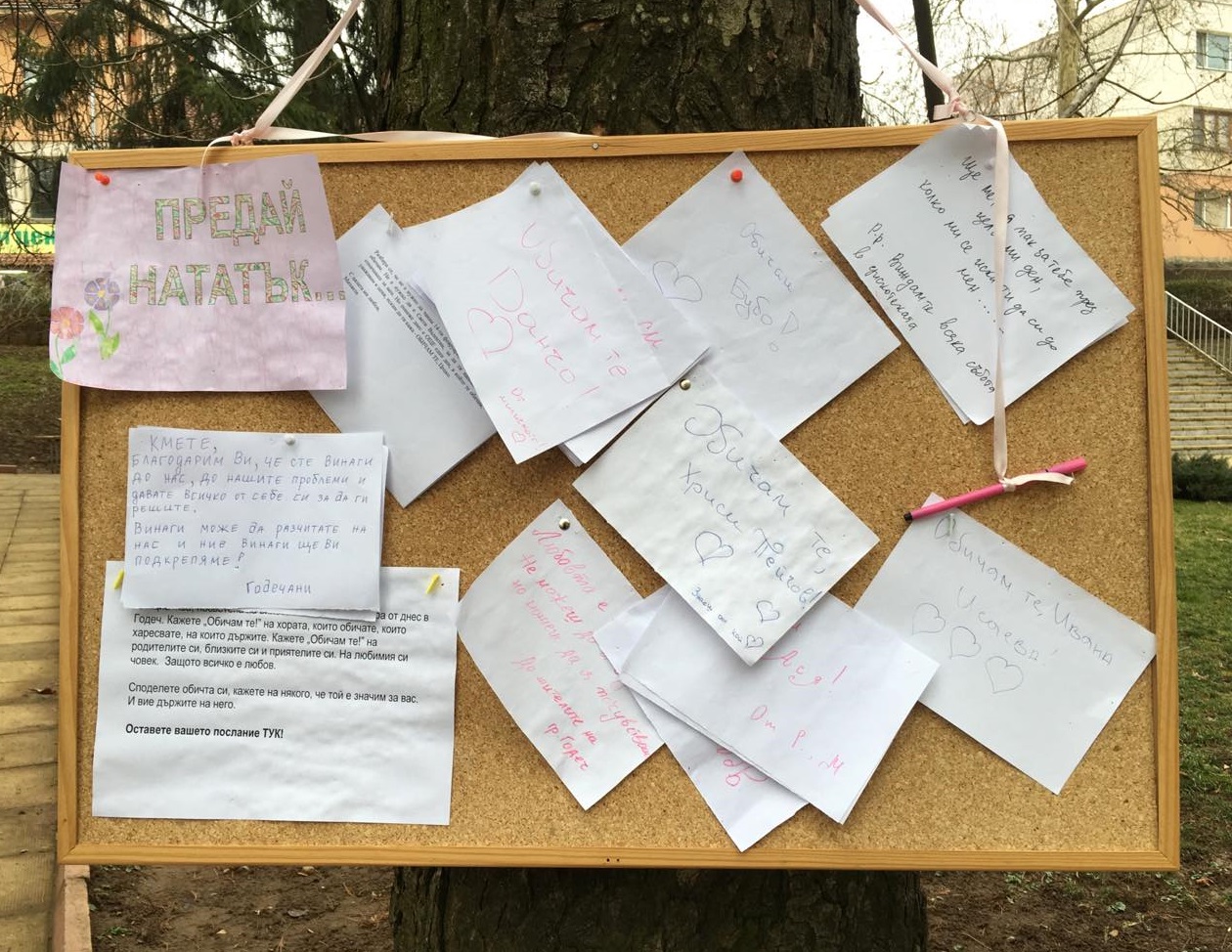 Кой кого обича? Тематичното любовно табло в центъра – своеобразно писмо в бутилка