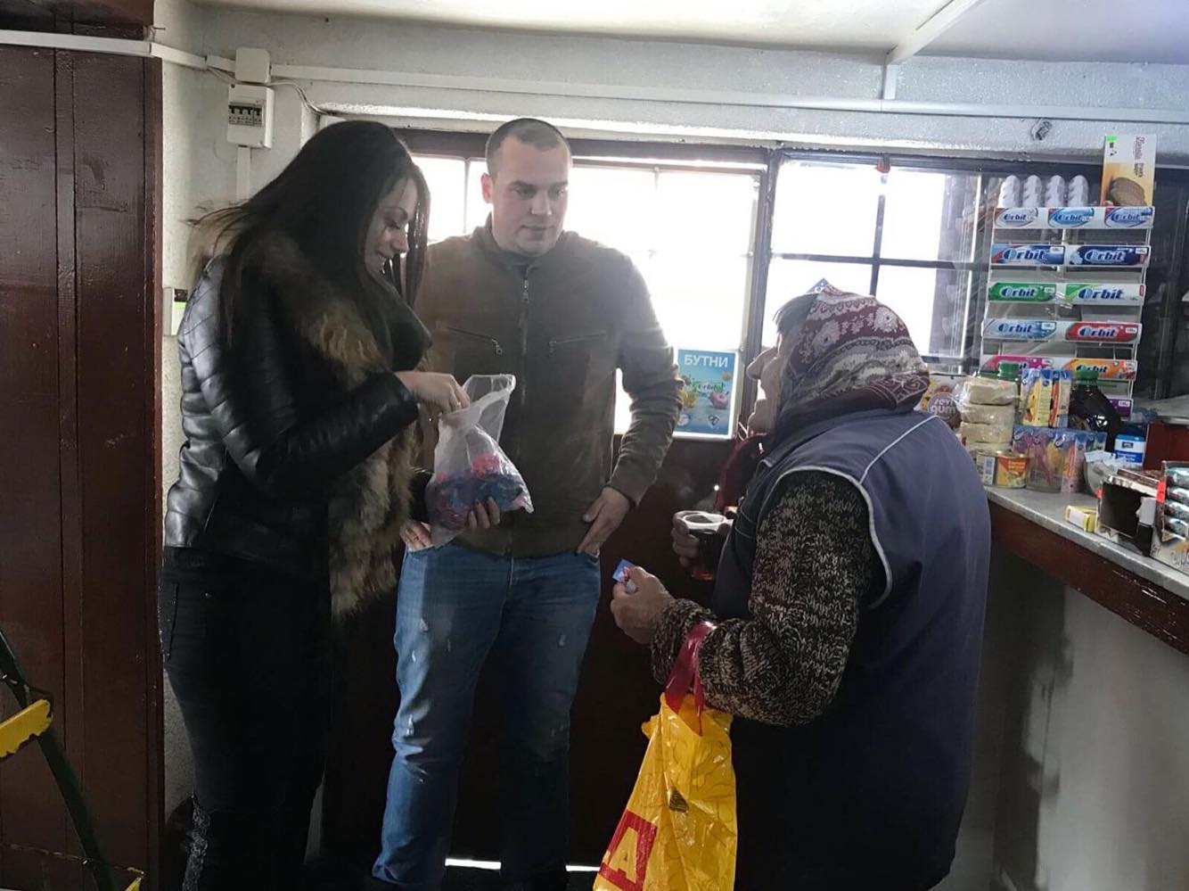 Младежите от ГЕРБ-Годеч раздадоха стотици мартеници по селата