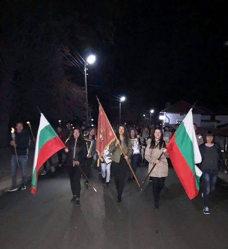 Факелно шествие събуди улиците в Годеч и освети будителите в навечерието на 1 ноември