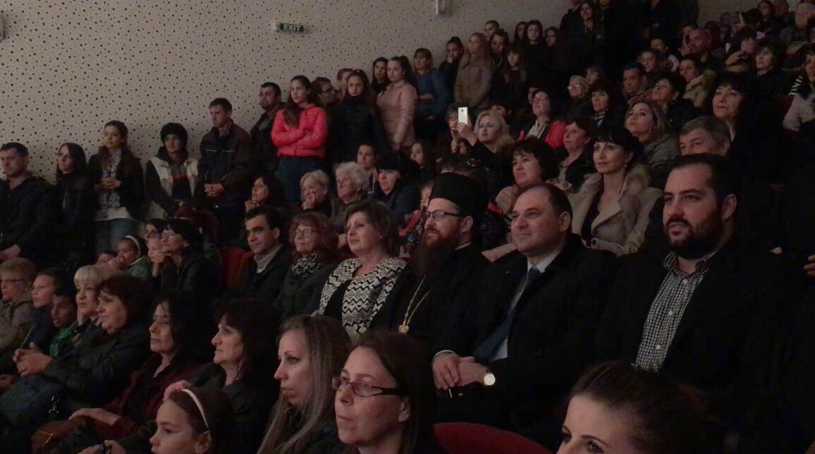 Голям интерес! Стотици ученици, учители и граждани се стекоха в читалището в очакване да видят дядо Поликарп