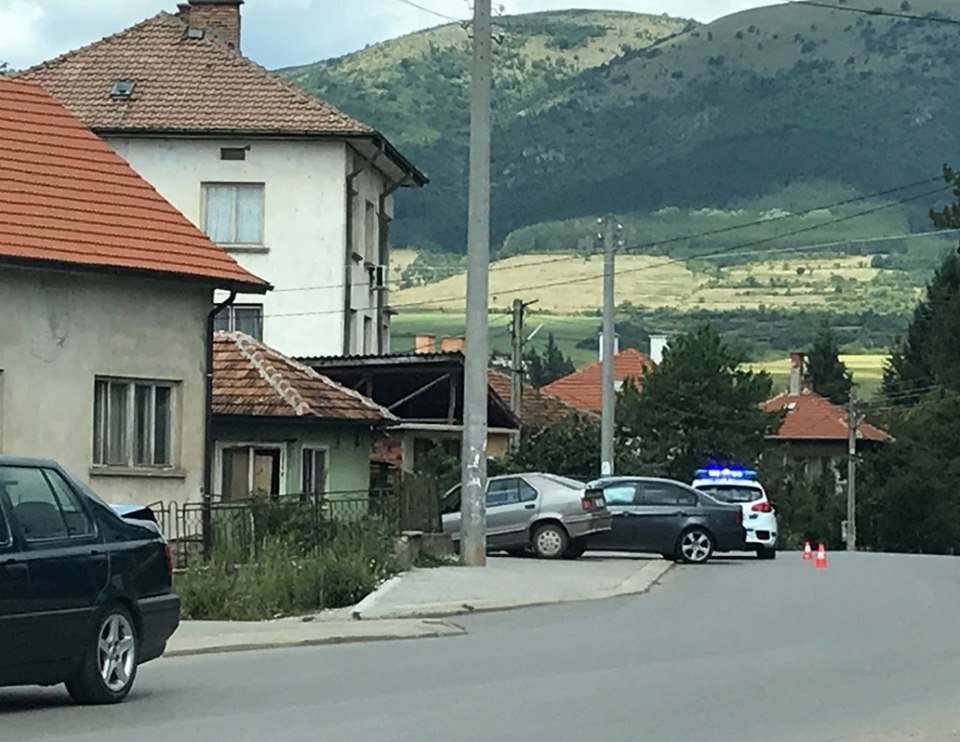 ИЗВЪНРЕДНО: Кола се вряза в друга заради отказали спирачки, двете пометоха ограда на къща на Софийско шосе