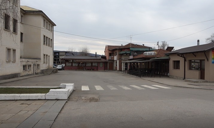 Центърът на Годеч опустя, по улиците няма жива душа, народът окупира магазините и аптеките (СНИМКИ)