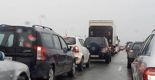 ИЗВЪНРЕДНО: Жестока тапа на КПП-то при Волуяк, шофьорите чакат над час и половина