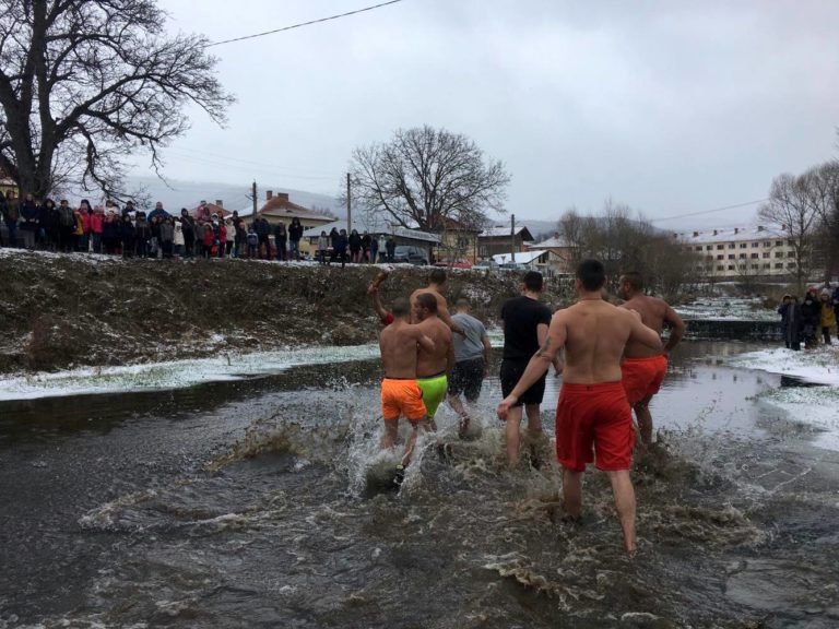 Смелчаците да се готвят – хвърлят кръста в река Нишава на Богоявление