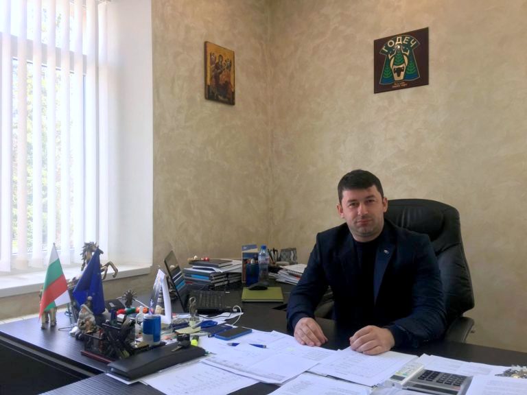 Наздраве! Кметът на Годеч Радослав Асенов черпи за рожден ден