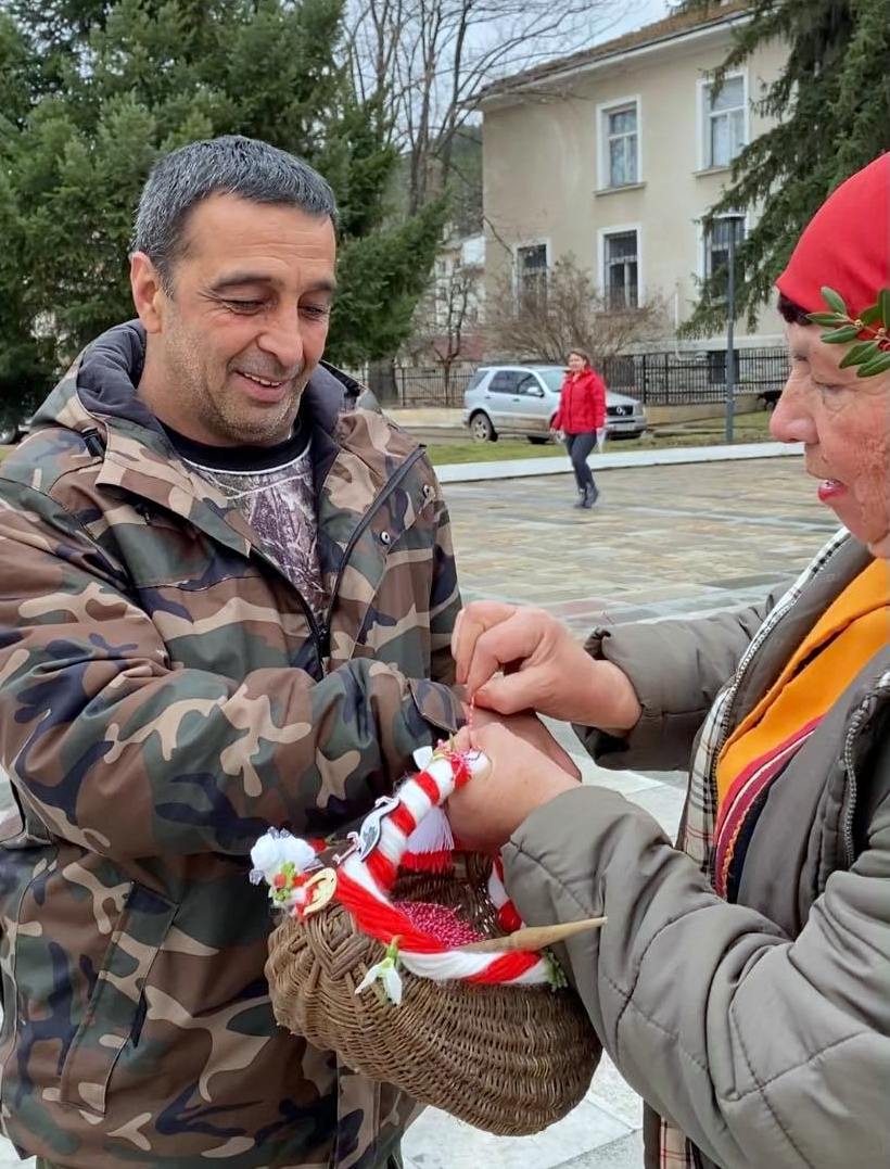 Годеч посрещна Баба Марта в центъра, старицата закичи с мартеници минувачи на градския площад (ВИДЕО)
