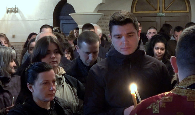 Христос Воскресе! Стотици млади хора препълниха храма в Годеч на Великден (СНИМКИ)