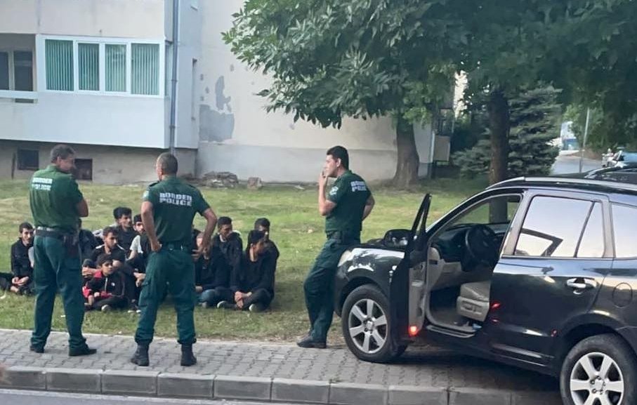 Задържаха джип с мигранти в центъра на Годеч, „Гранична полиция“ крие случая