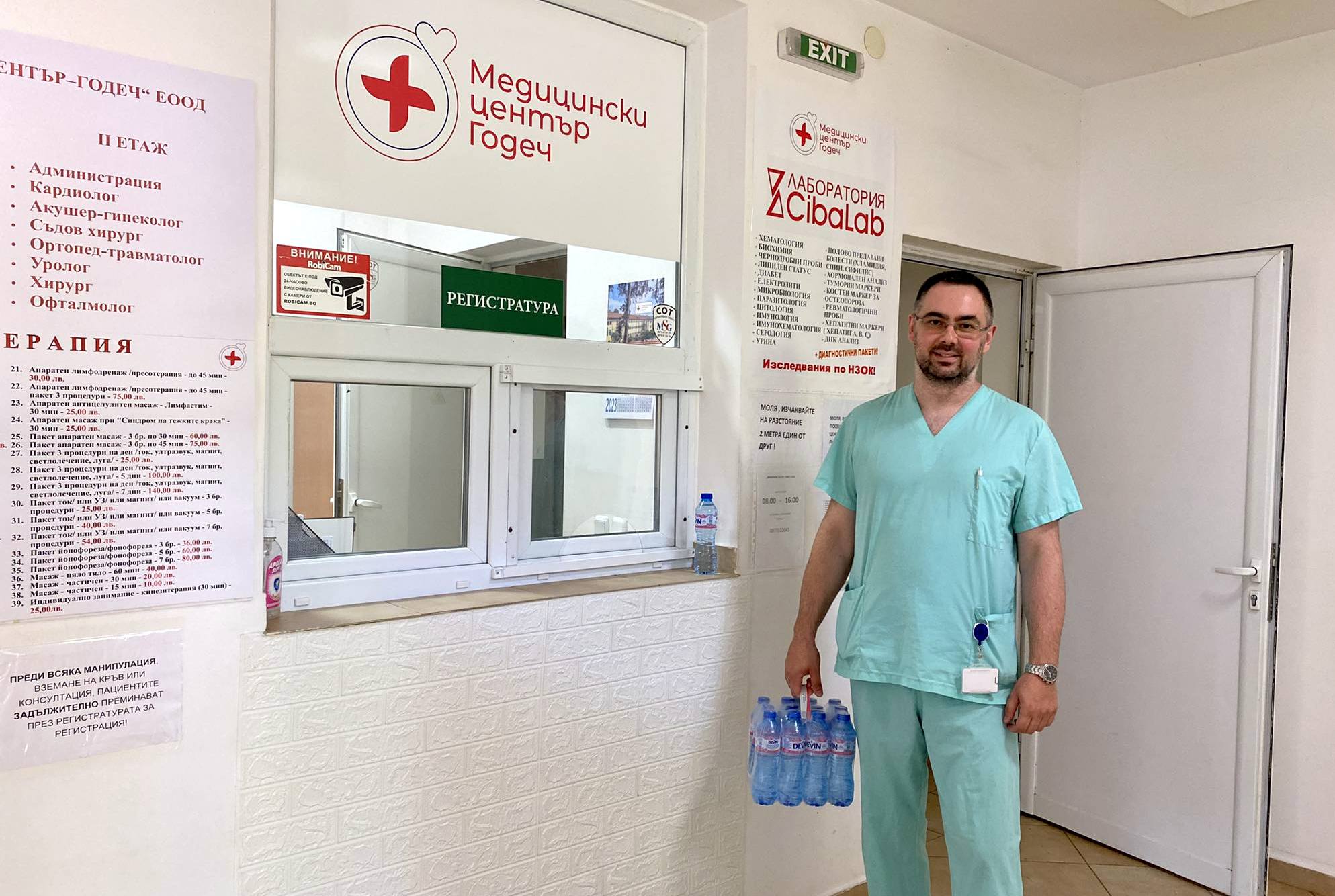 В Медицинския център раздават вода заради жегата
