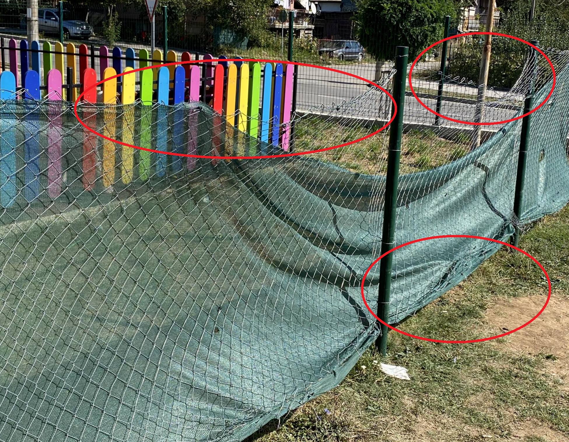 На кого попречи телената ограда на детската площадка в „Цикура“?
