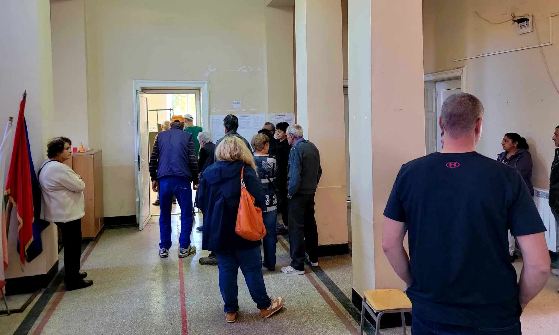 Опашки от чакащи да гласуват в Годеч