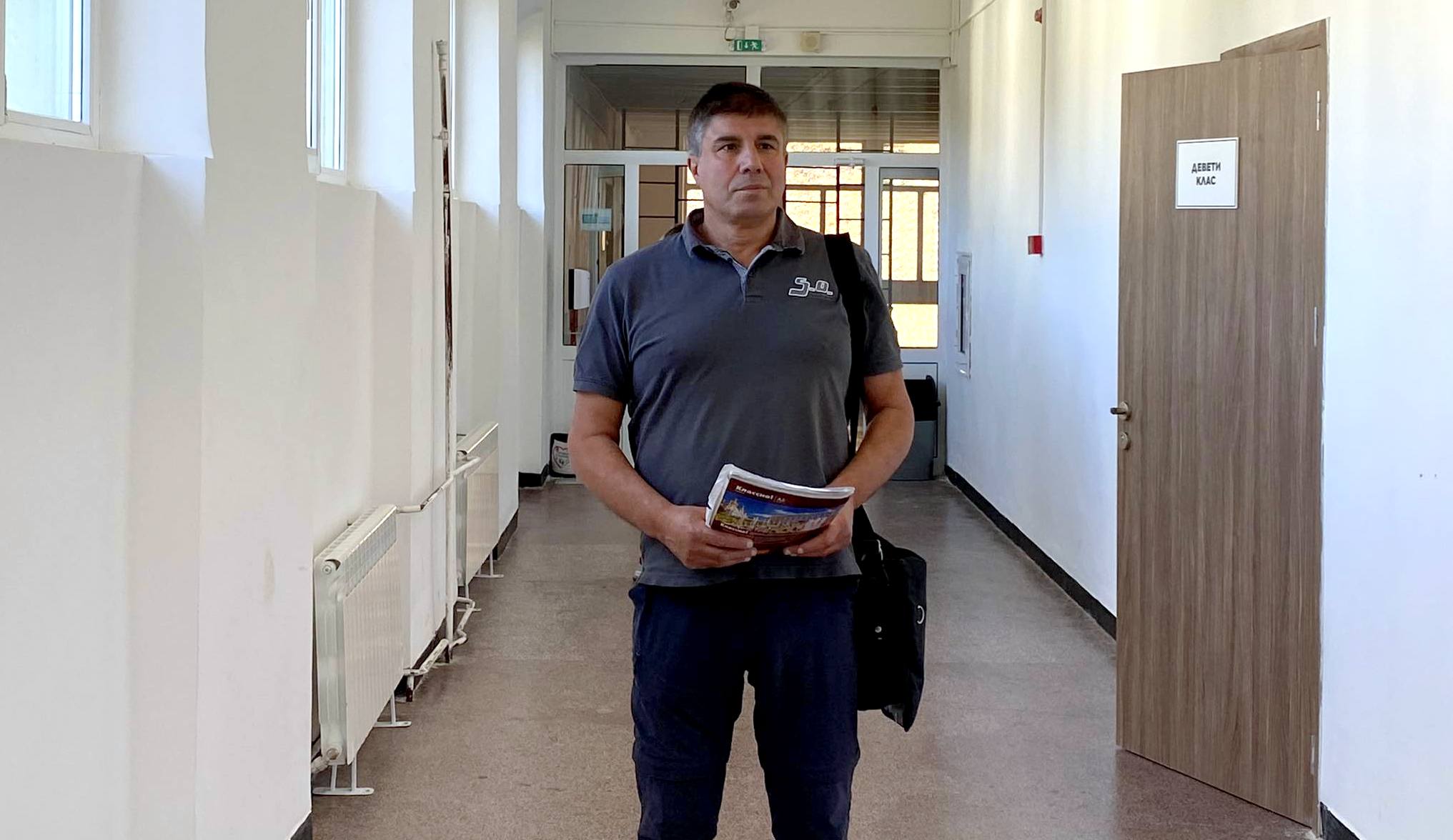 След загубата: Бойко Младенов се върна в училище