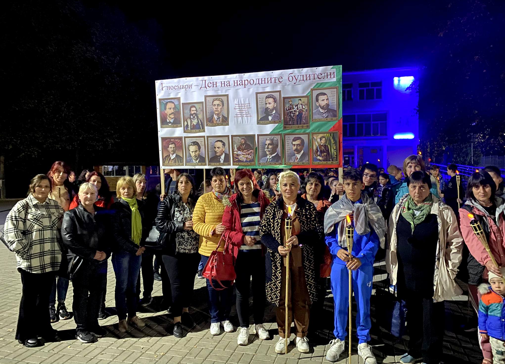 С факелно шествие ученици и учители отбелязаха Деня на народните будители (СНИМКИ)
