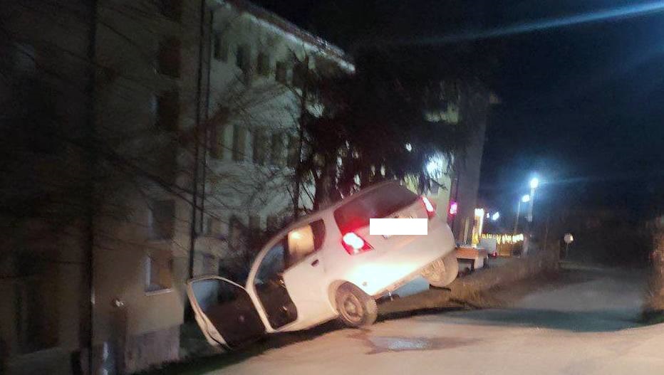 Кола надвисна над двора на болницата