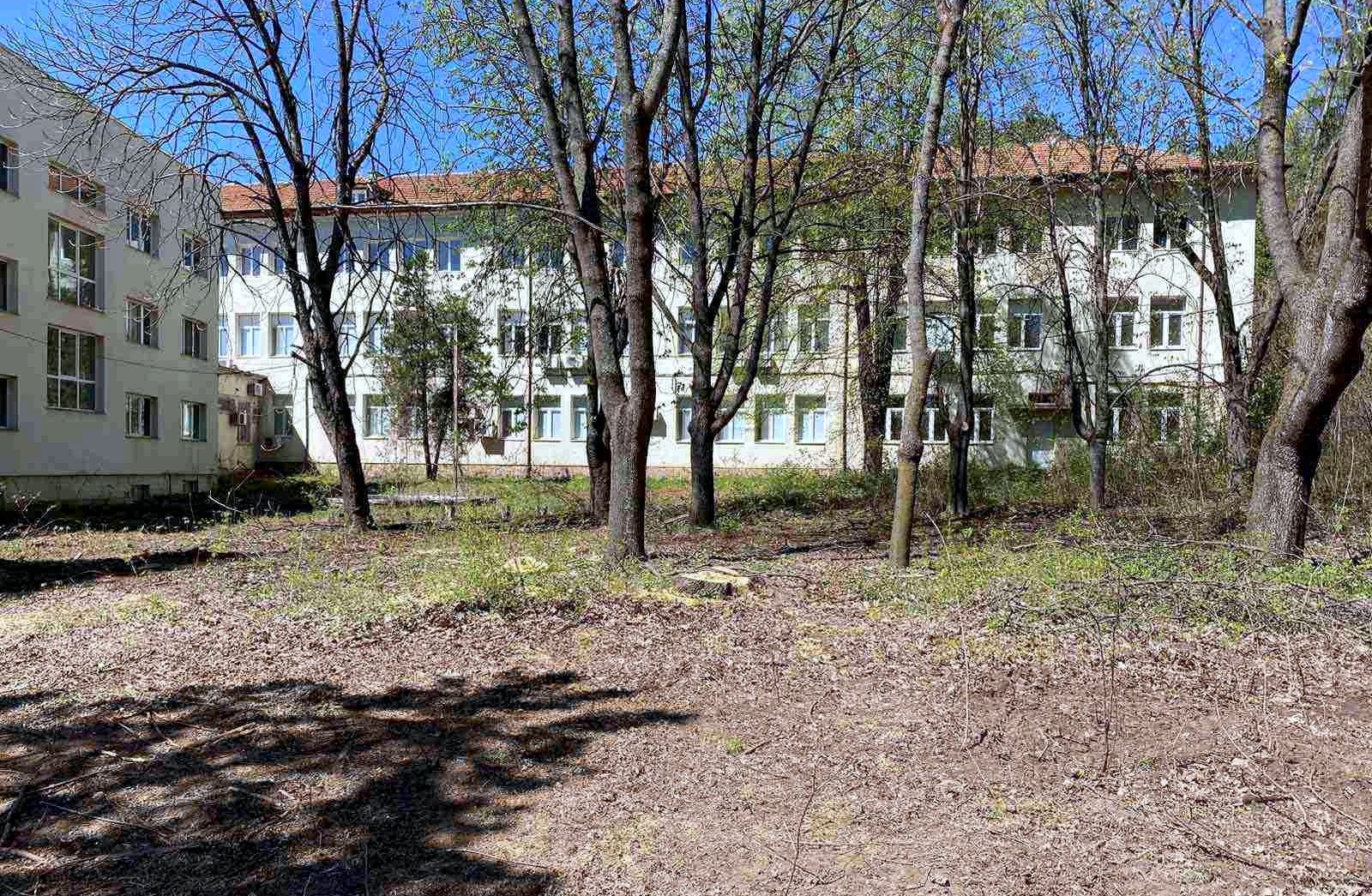 Възраждат парка в двора на болницата!