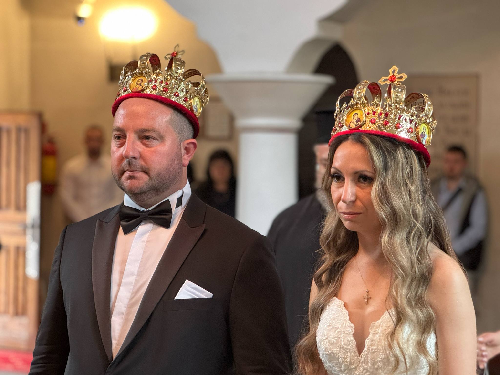С благословията на патриарха: Архимандрит Стефан венча Емил и Камелия след 12 години заедно (СНИМКИ)