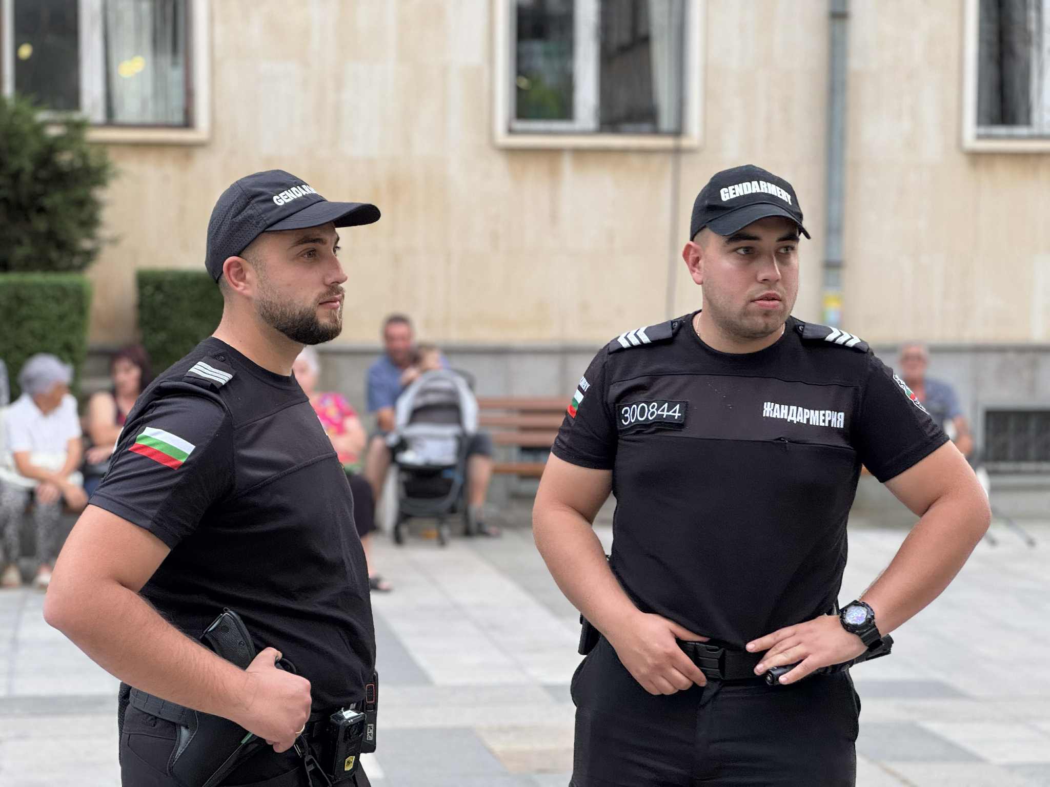 Годеч препълнен с хора за Видовден, полиция и жандармерия следят за реда (СНИМКИ)